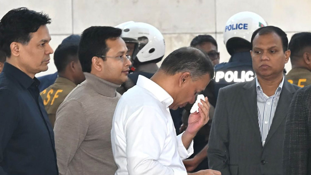 ১৯ বছর পর বাবার কবরের পাশে একান্তে অশ্রুসজল তারেক রহমান