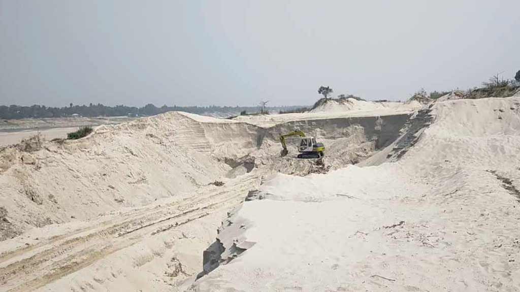 ইজারা শেষেও বালু সংগ্রহ চলছে কুষ্টিয়ার গড়াই নদ থেকে, ব্যবস্থা নেই