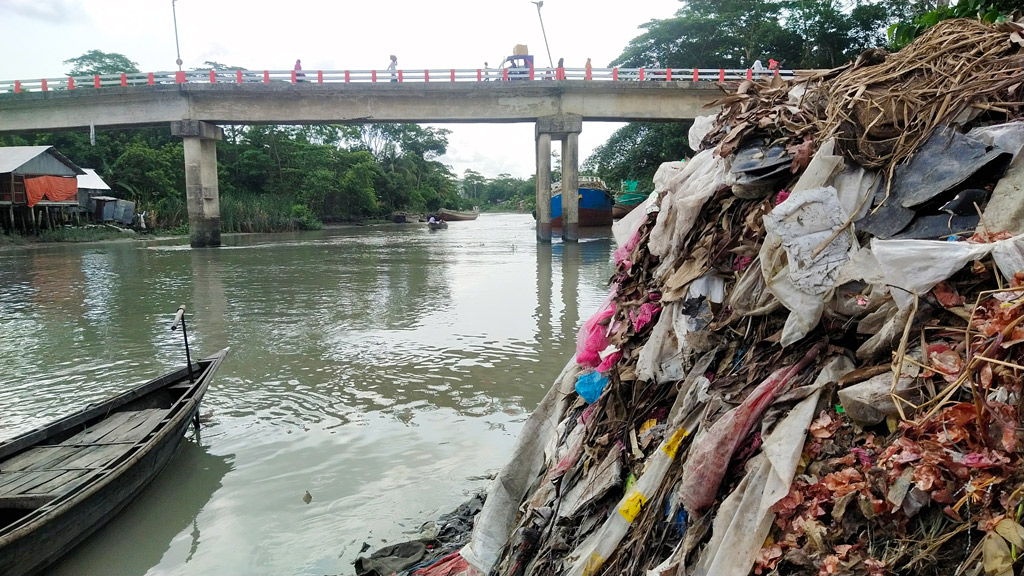 দখল-দূষণে আলোকী নদী জৌলুশ হারাচ্ছে