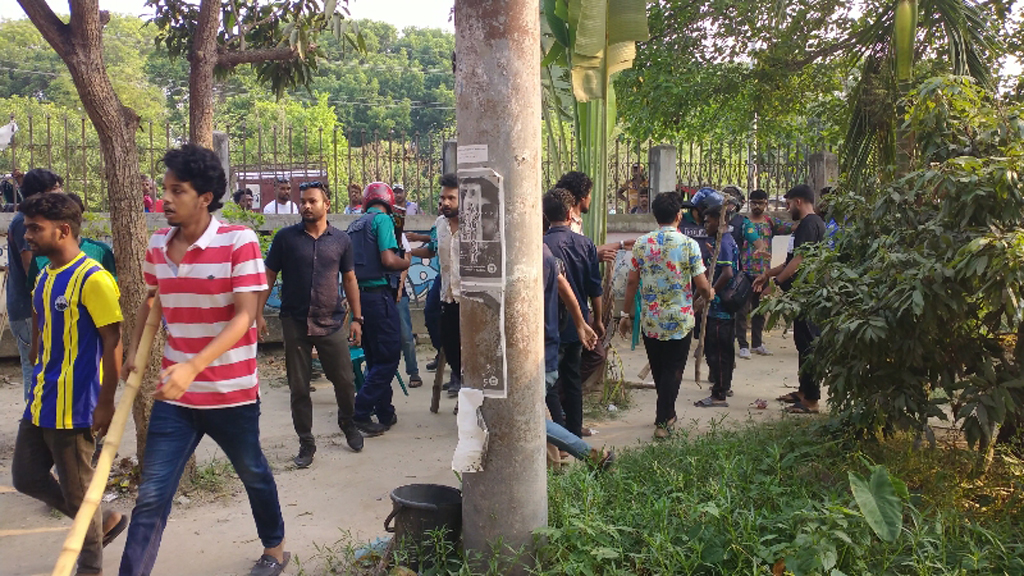 গাঁজা সেবন বাধা দেওয়ায় শিক্ষার্থীকে ছাত্রলীগের মারধর