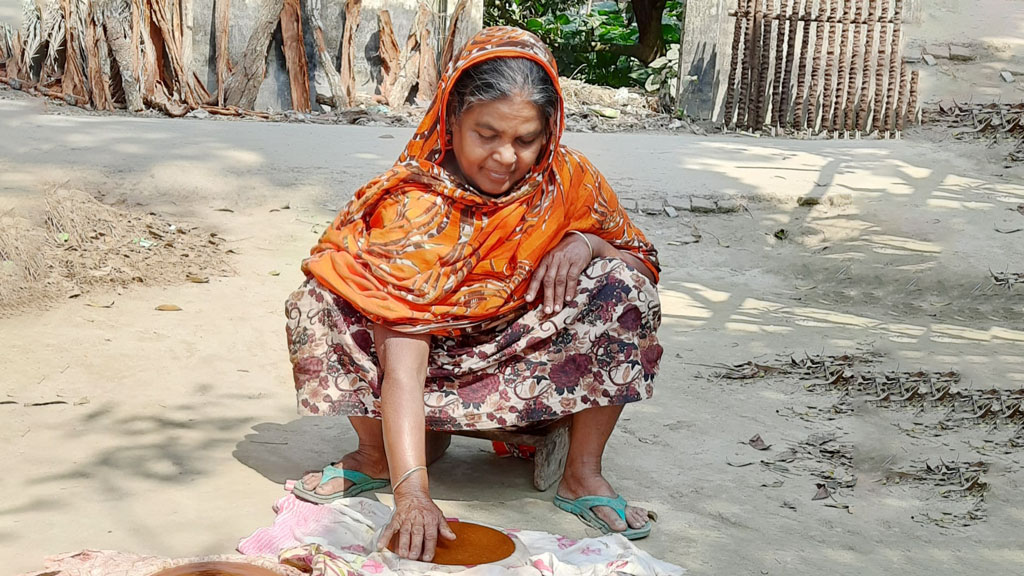 রস, গুড় ও পাটালিতে রোকেয়ার ৪৮ বছর