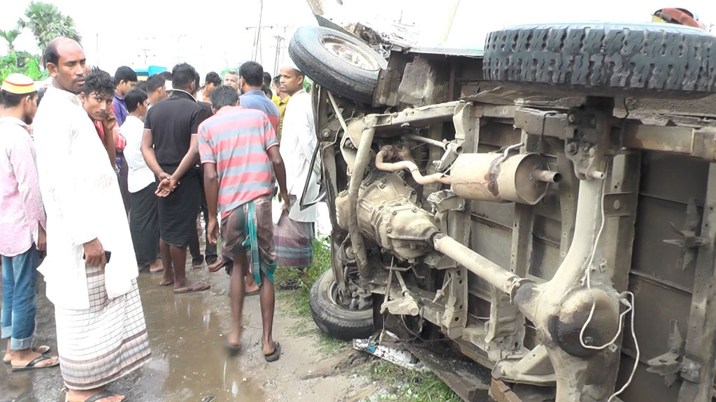 পলাশে মালবাহী কাভার্ড ভ্যান-লেগুনার সংর্ঘষ, নিহত ৬