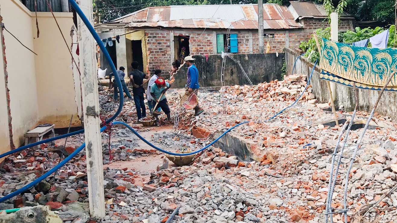 সিলেটে গ্যাস পাইপ লাইনের ওপর অবৈধ ৪০ স্থাপনা উচ্ছেদ