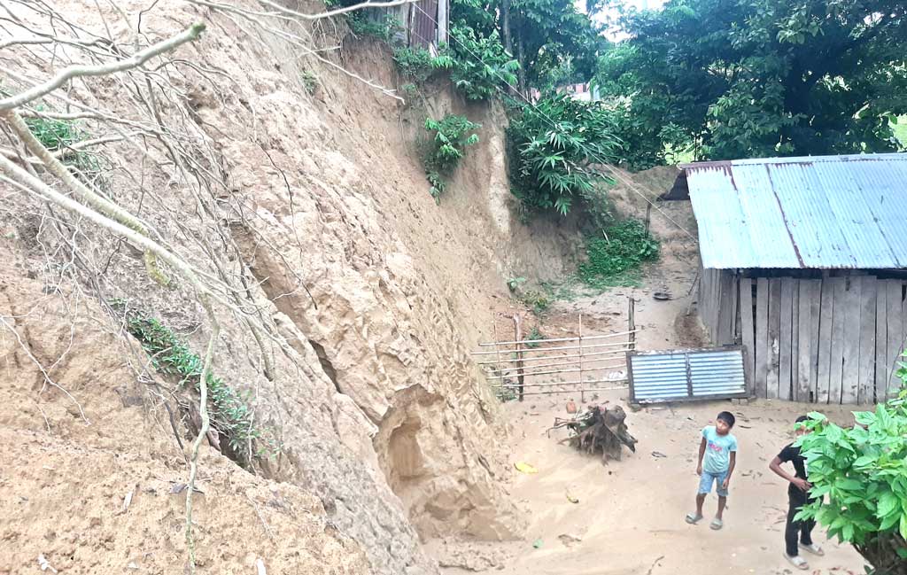 পাহাড়ধসের ঝুঁকিতে বসবাস খাগড়াছড়ির ৩৫ হাজার পরিবারের