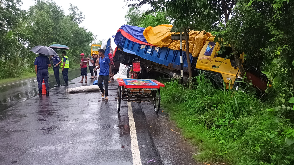 রাজবাড়ীতে দাঁড়িয়ে থাকা ট্রাকের পেছনে অপর ট্রাকের ধাক্কা, নিহত ২