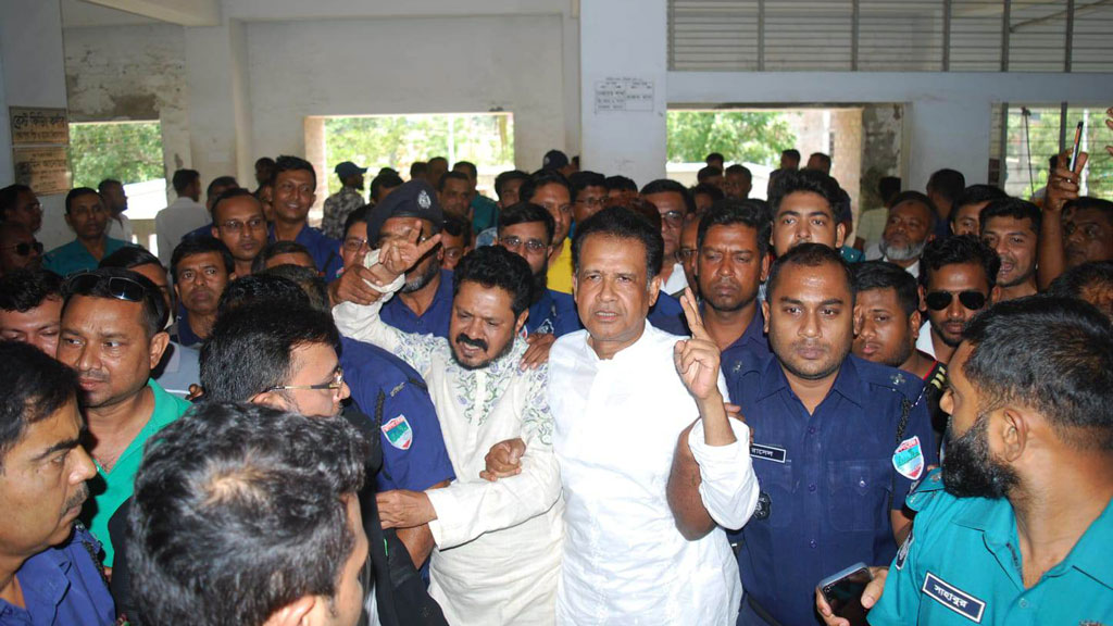 নাশকতার মামলায় বিএনপি নেতা হেলালসহ ১৩ জনের জামিন না মঞ্জুর