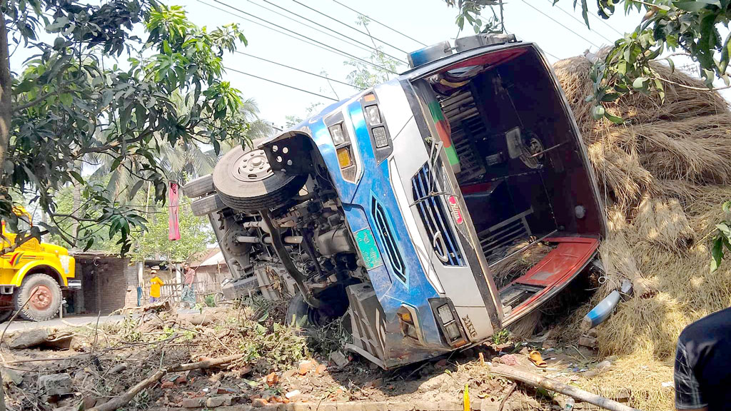 রাজশাহীতে নিয়ন্ত্রণ হারানো বাসের চাপায় নারী নিহত