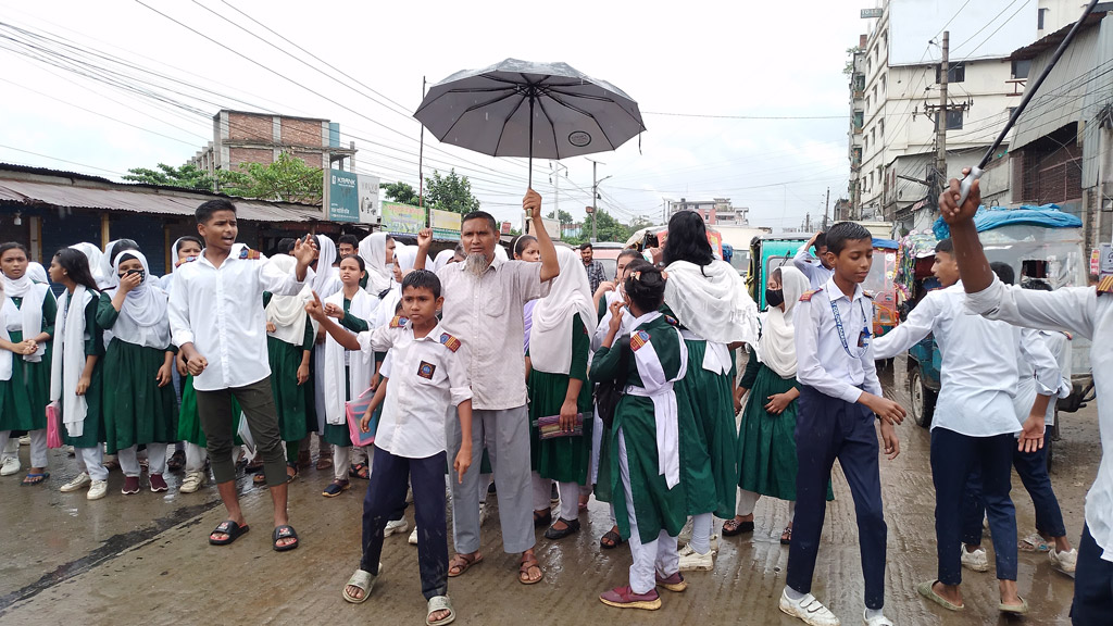 চেয়ার-টেবিলের সঙ্গে পরীক্ষার প্রশ্ন লুট, শিক্ষক-শিক্ষার্থীদের বিক্ষোভ