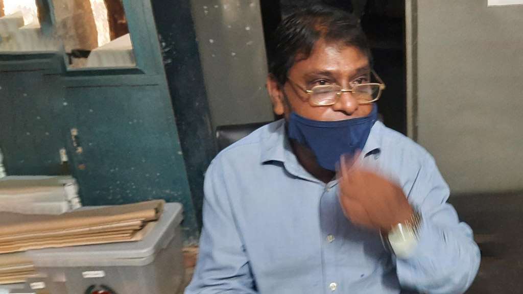 পরিচয়পত্র ছাড়া প্রিজাইডিং কর্মকর্তা, সাংবাদিকদের সঙ্গে দুর্ব্যবহার