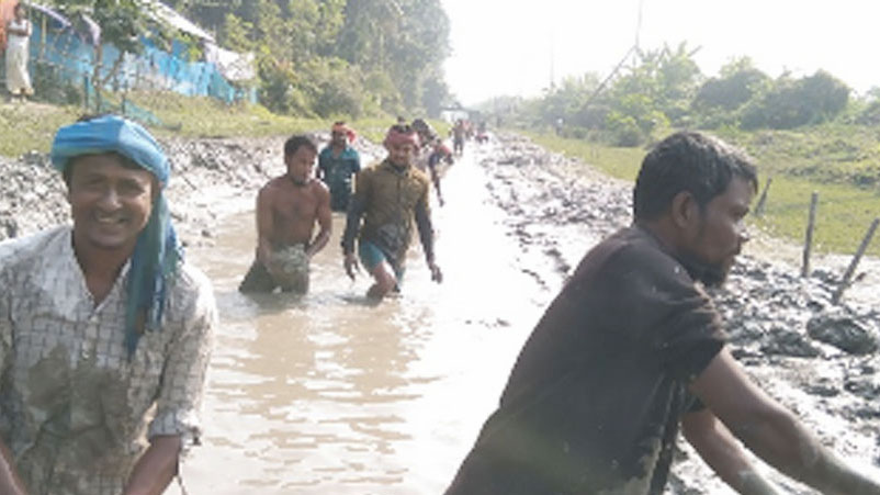 জমিতে পানি পেতে খালের পলি অপসারণে নিজেরাই