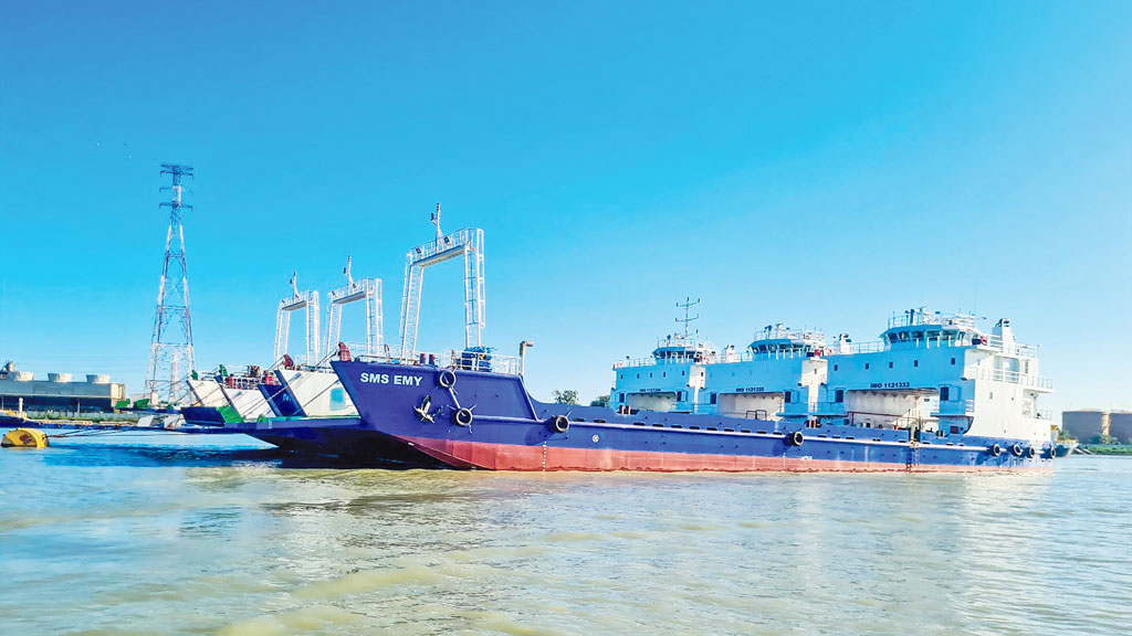 আমিরাত যাচ্ছে তিন ল্যান্ডিং ক্রাফ্ট