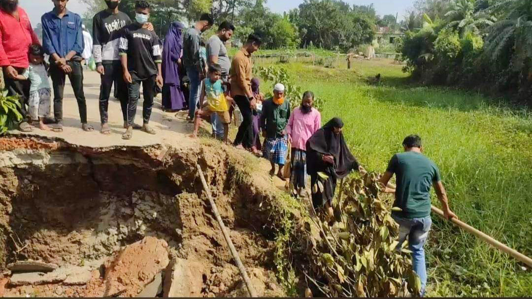 গৌরীপুর-আসমানিয়া সড়ক দেবে গর্ত, ভোগান্তিতে ১০ গ্রামের মানুষ 