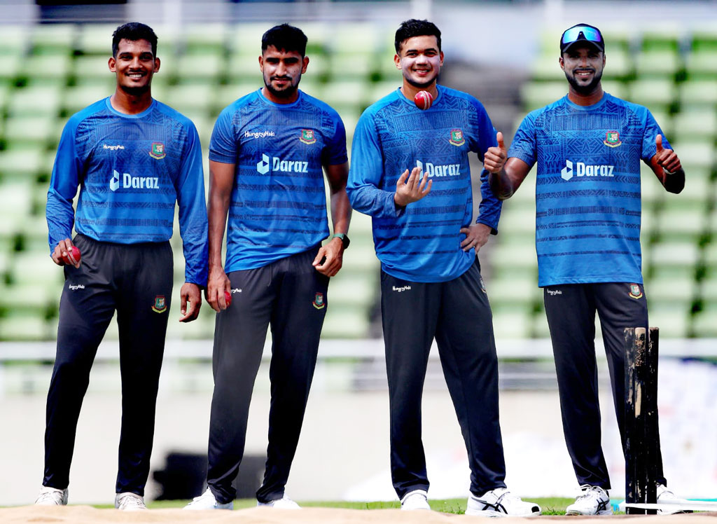 জাতীয় ক্রিকেট দলের খেলোয়াড়রা মিরপুর স্টেডিয়ামে অনুশীলনে ব্যস্ত সময় পার করছেন। অনুশীলনের এক ফাঁকে ক্যামেরার দিকে ঘুরে দাঁড়ায় ক্রিকেট দলের সদস্যরা। মিরপুর, ঢাকা, ১৩ জুন ২০২৩। ছবি: ওমর ফারুক