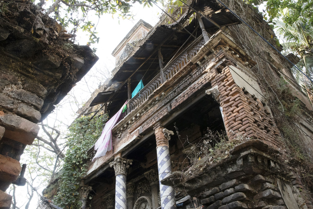 বছরের পর বছর সংরক্ষণের অভাবে ঐতিহাসিক এই নিদর্শন পরিণত হচ্ছে ভাঙাচোরা কংক্রিটে।