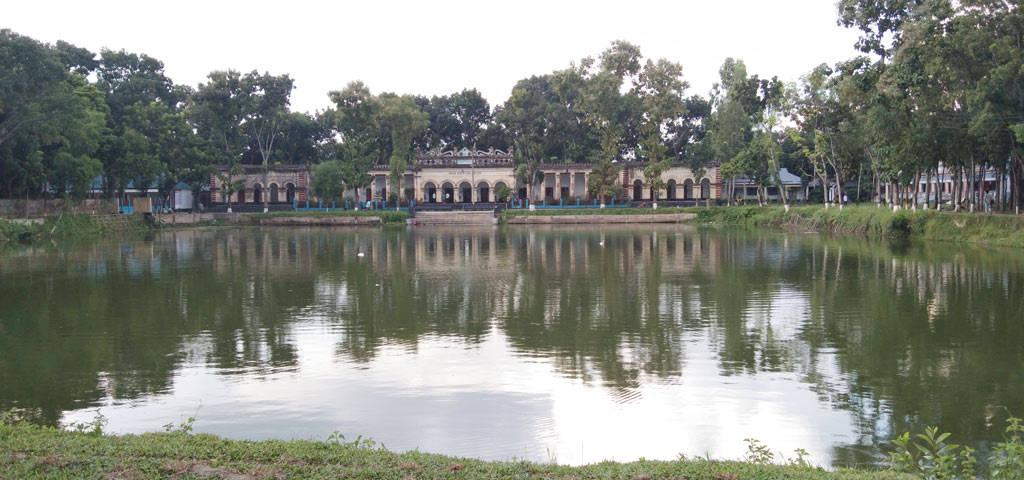 ১৮৭০ সালের ৩ জুন সন্তোষ জাহ্নবী হাইস্কুল প্রতিষ্ঠা করেন জমিদার গোলক নাথ রায় চৌধুরীর স্ত্রী জাহ্নবী চৌধুরাণী। এটি ময়মনসিংহ জেলার দ্বিতীয় ইংরেজি বিদ্যালয় হিসেবে পরিচিতি পায়। মধুপুর, টাঙ্গাইল, ৩০ জানুয়ারি, ২০২৩। ছবি: মো. আনোয়ার সাদাত