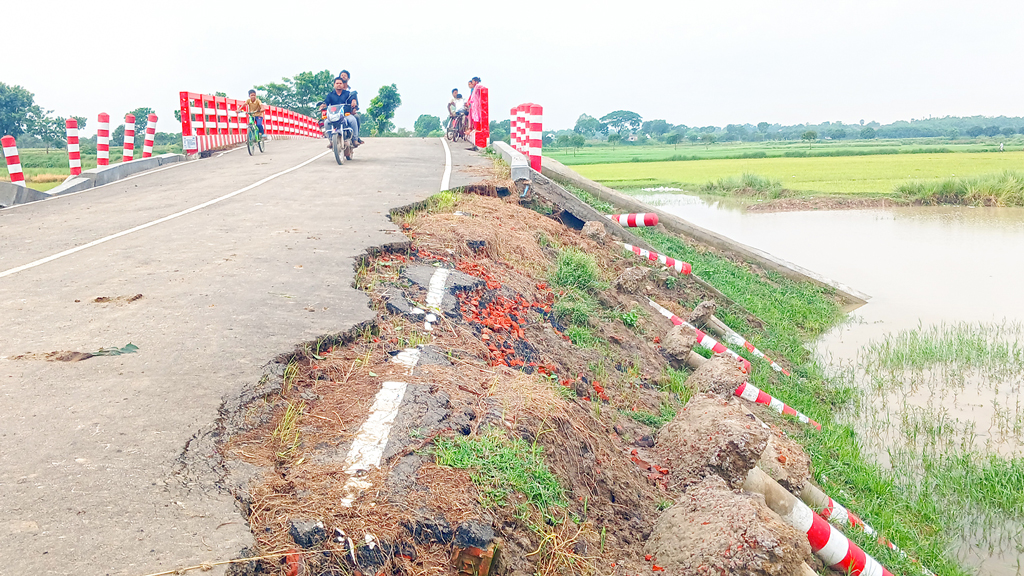সেতু নির্মাণের ৬ মাসেই সংযোগ সড়কে ধস