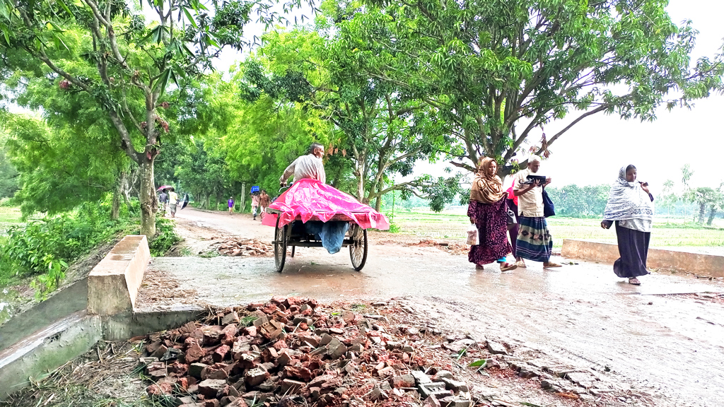 সড়কে খোয়া ফেলে লাপাত্তা ঠিকাদার