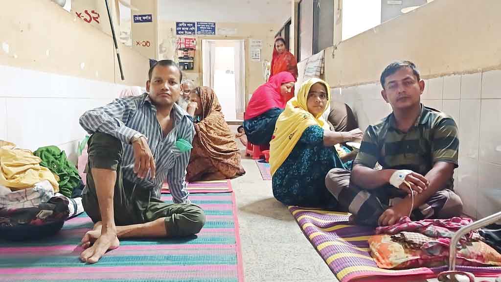 চাঁপাইনবাবগঞ্জ: হাসপাতালের মধ্যেই ডেঙ্গুর ‘হটস্পট’
