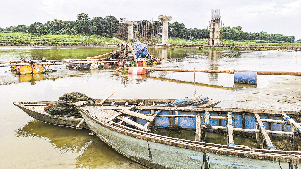 নির্মাণাধীন সেতু ঝুঁকিতে ফেলে চলছে বালু তোলা
