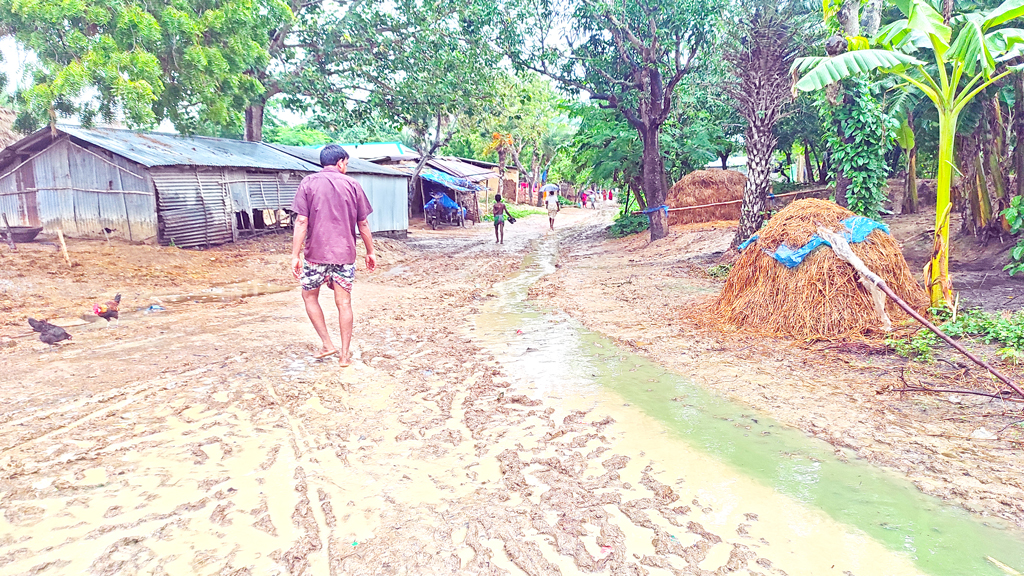 হাঁটুকাদায় দুর্ভোগ, সড়ক পাকা হয়নি ১০ বছরেও