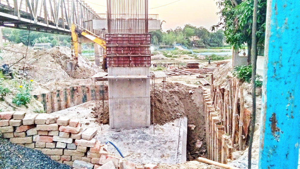 ৩৫ বাড়িতে আটকে ৩০ কোটির সেতু
