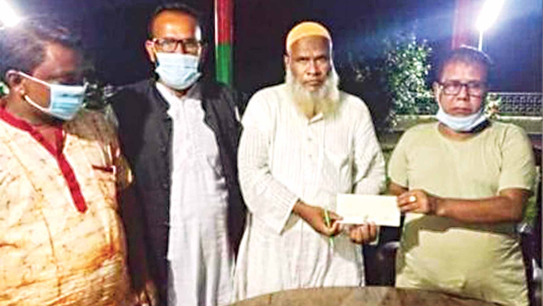 দিনে অফিসে তালা দিয়ে রাতে বাগানে কাজ
