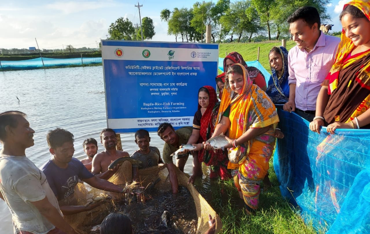 মাছ চাষে স্বপ্ন বুনছেন ডুমুরিয়ার নারীরা