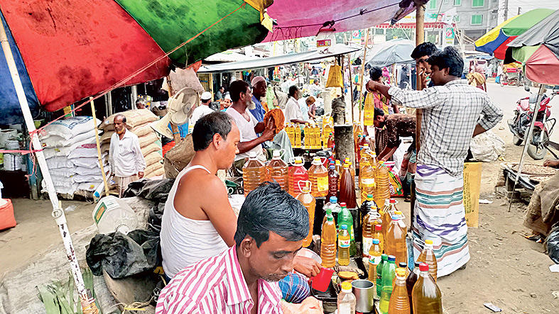 বেশি দামেও মিলছে না তেল