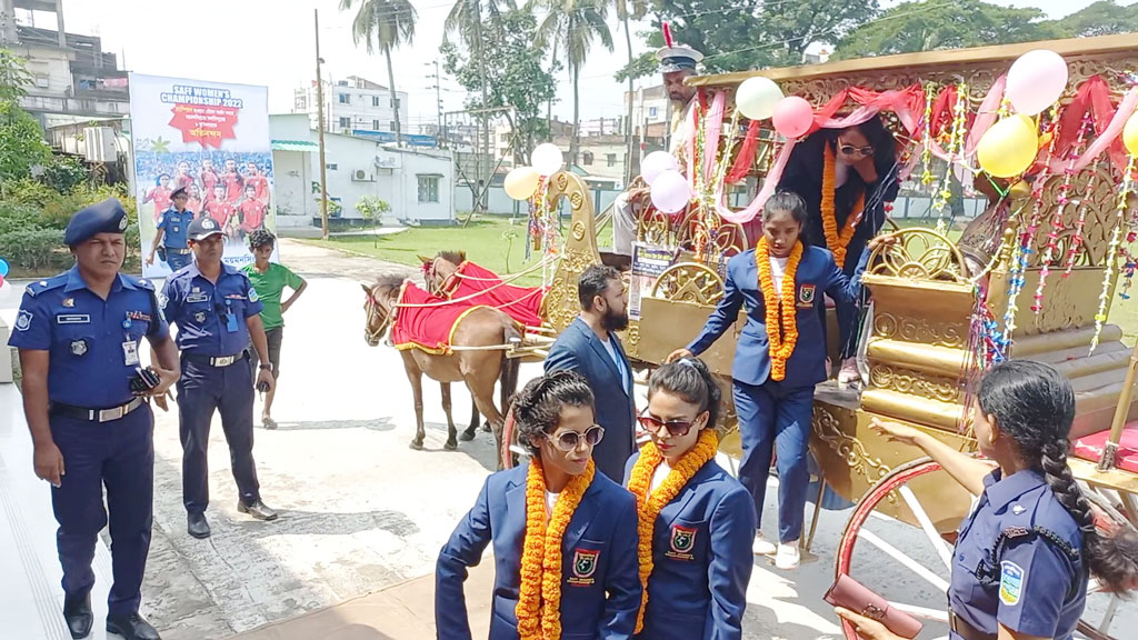 ঘোড়ার গাড়িতে করে এনে সানজিদা-মারিয়াদের সংবর্ধনা দিল পুলিশ