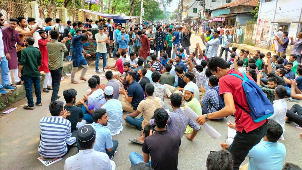 নতুন ছাত্রাবাসের দাবি শিক্ষার্থীদের, অধ্যক্ষের আশ্বাস পুরোনোটি সংস্কারের