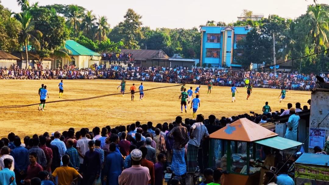 ফুটবল টুর্নামেন্ট দেখতে মানুষের ঢল