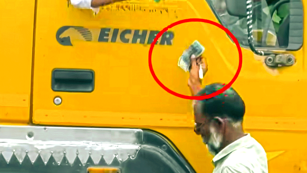 বরগুনায় টোলের নামে সড়কে চাঁদাবাজি