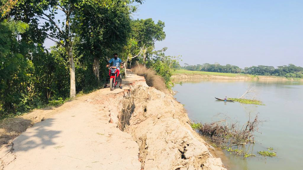 নদীভাঙনে হরিদাসদী-মহেন্দ্রদীর সড়ক যোগাযোগ বন্ধ, বিলীনের পথে ফসলি জমি