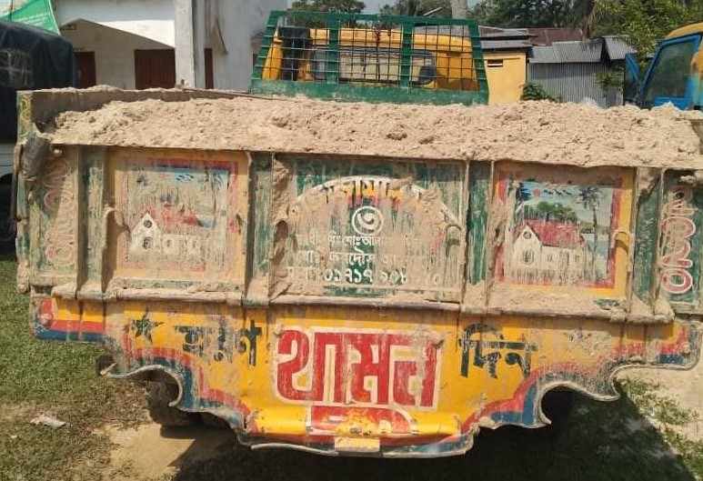 শ্রীমঙ্গলে অবৈধ বালুভর্তি ট্রাক আটক
