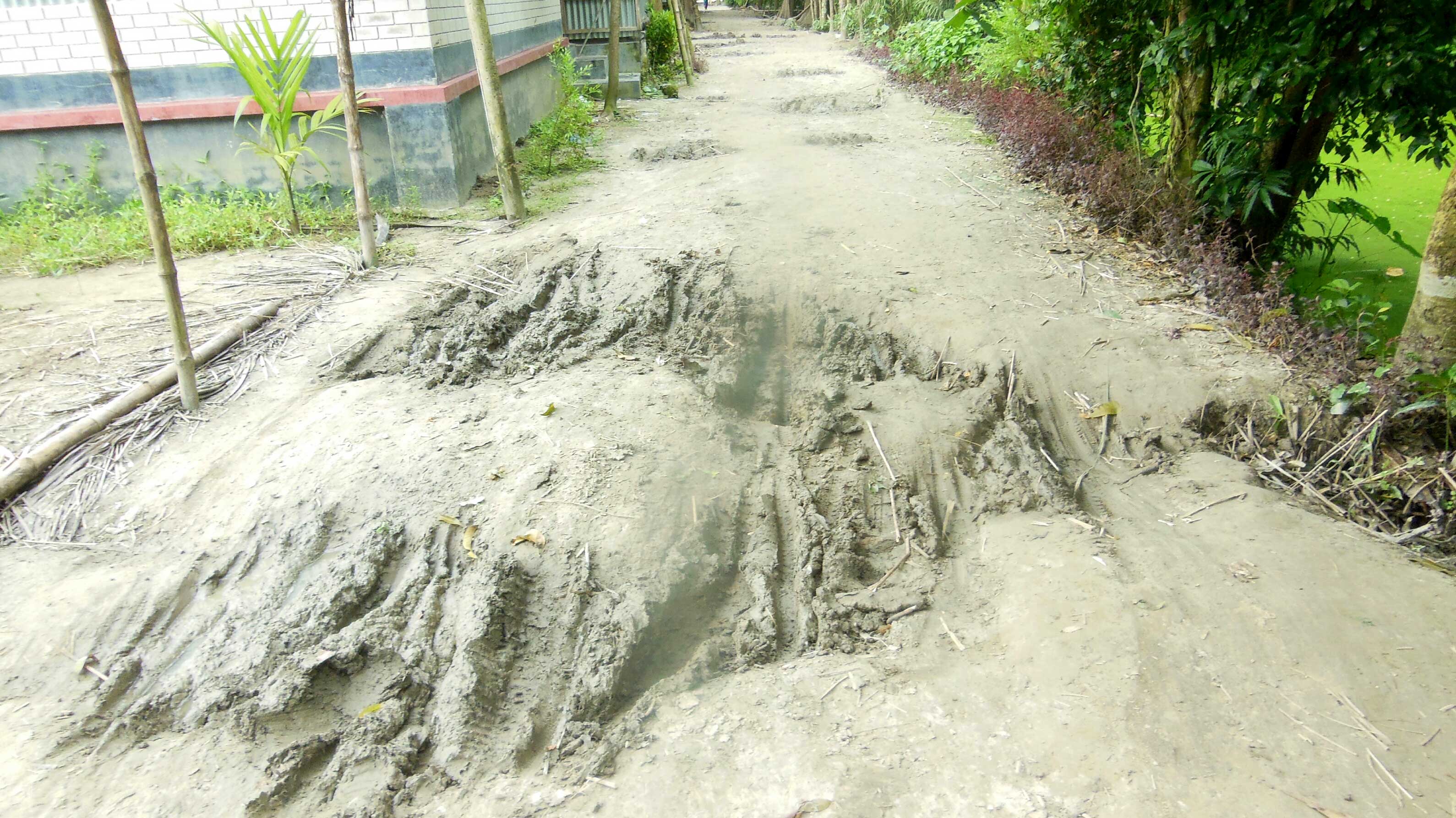 কচুবাড়িয়ায় ৬০০ ফুট রাস্তার বেহাল দশা, ভোগান্তিতে এলাকাবাসীরা 