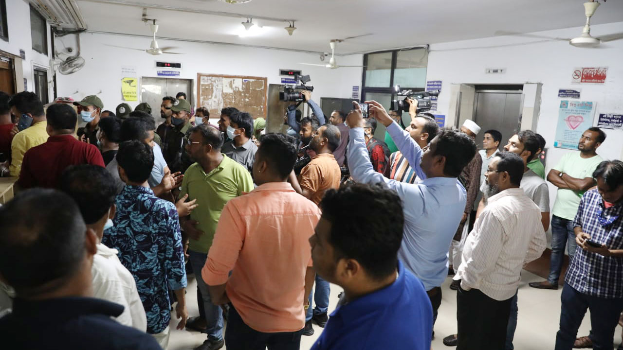 সম্রাটের মুক্তির খবরে বিএসএমএমইউর সামনে নেতা-কর্মীদের ভিড়