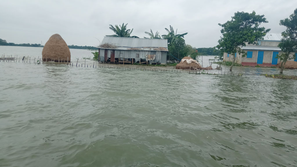 বন্যাদুর্গত এলাকায় মোবাইল পরিষেবা ব্যাহত, দ্রুত চালুর দাবি