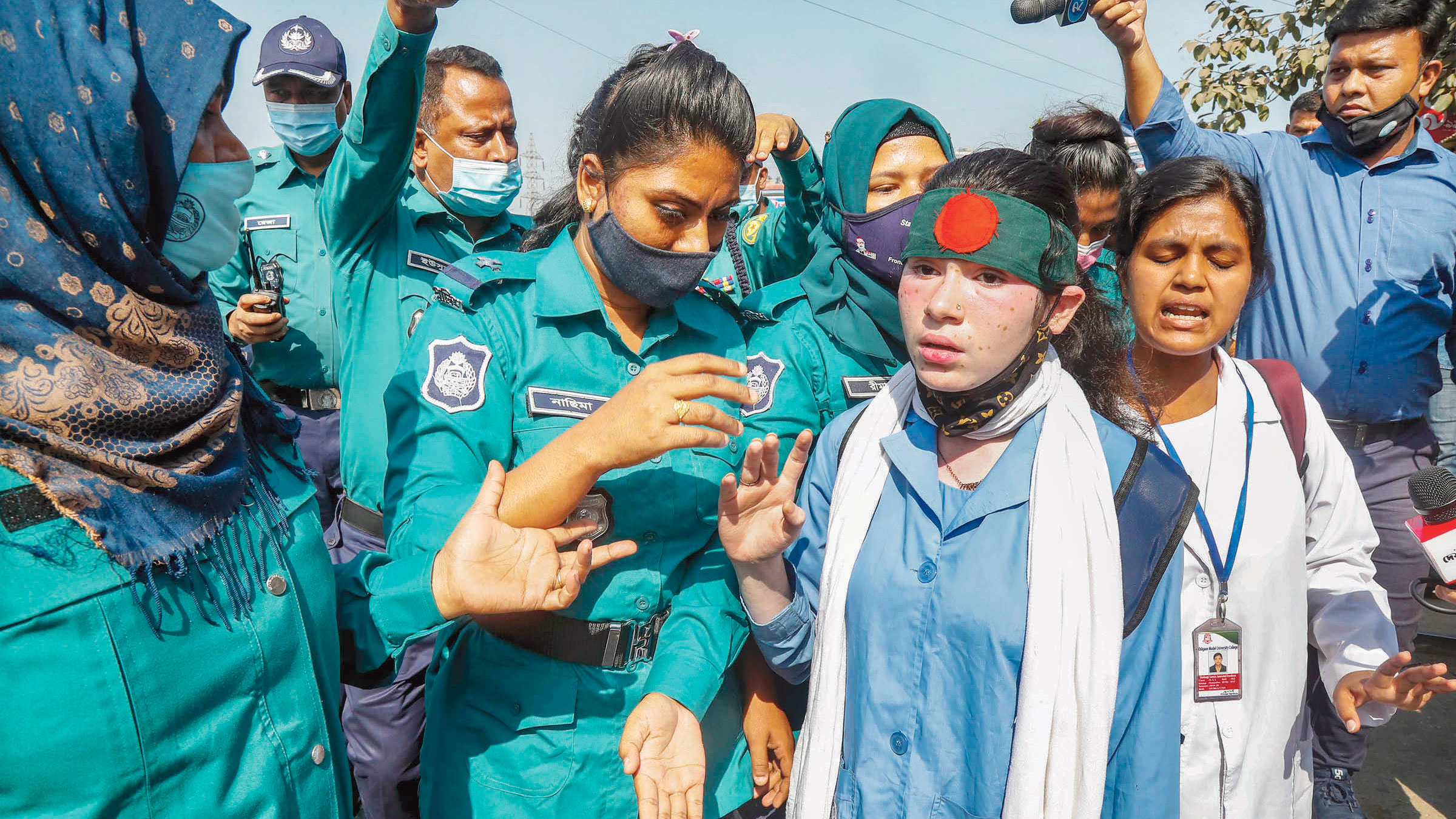 পুলিশের বাধা, শিক্ষার্থীদের হুঁশিয়ারি