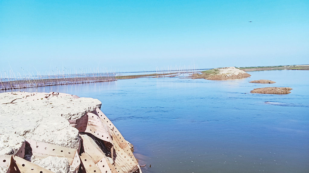 হাওরের ফসল রক্ষা: বাঁধের কাজে কচ্ছপগতি