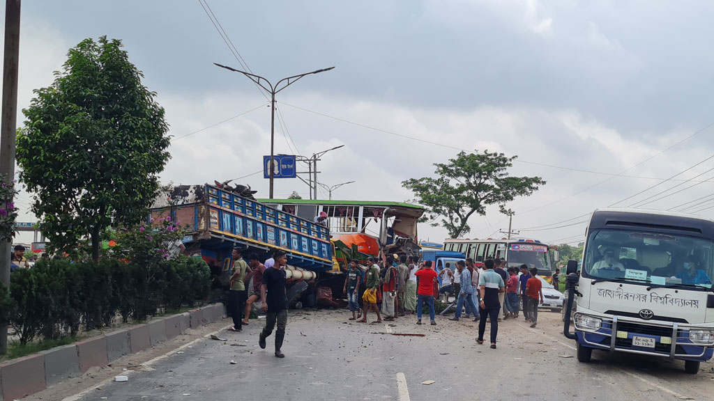 কিছু বুঝে ওঠার আগেই বাসটি আইল্যান্ডে উঠে গেল 