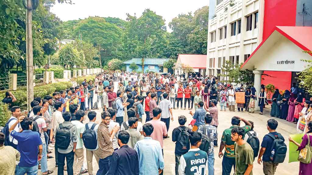 বিক্ষোভে অশান্ত বিশ্ববিদ্যালয়