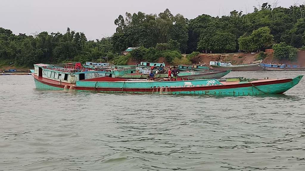 টোলের নামে অতিরিক্ত টাকা আদায়ের অভিযোগ, নৌপরিবহন বন্ধ