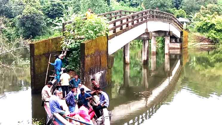 কোটি টাকার সেতুতে উঠতে লাগে বাঁশের মই