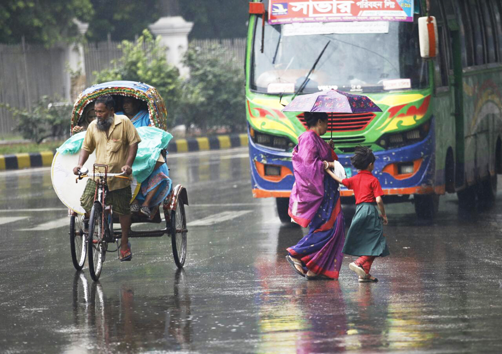 এক শিশুকে নিয়ে বের হয়েছেন তার অভিভাবক।
