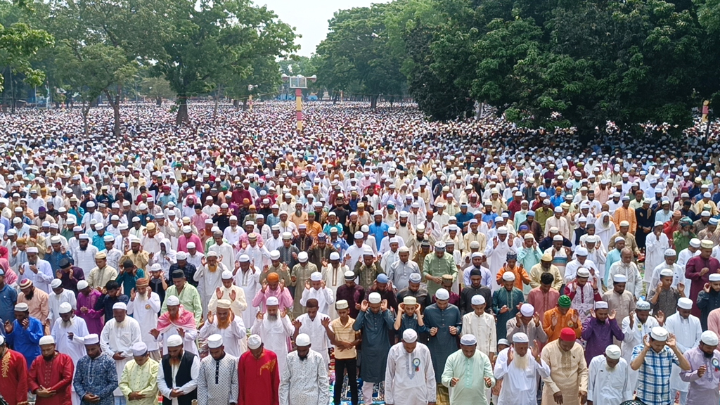 ঐতিহাসিক শোলাকিয়া ঈদগাহে ধারণক্ষমতার বেশি মুসল্লি নামাজ পড়লেন