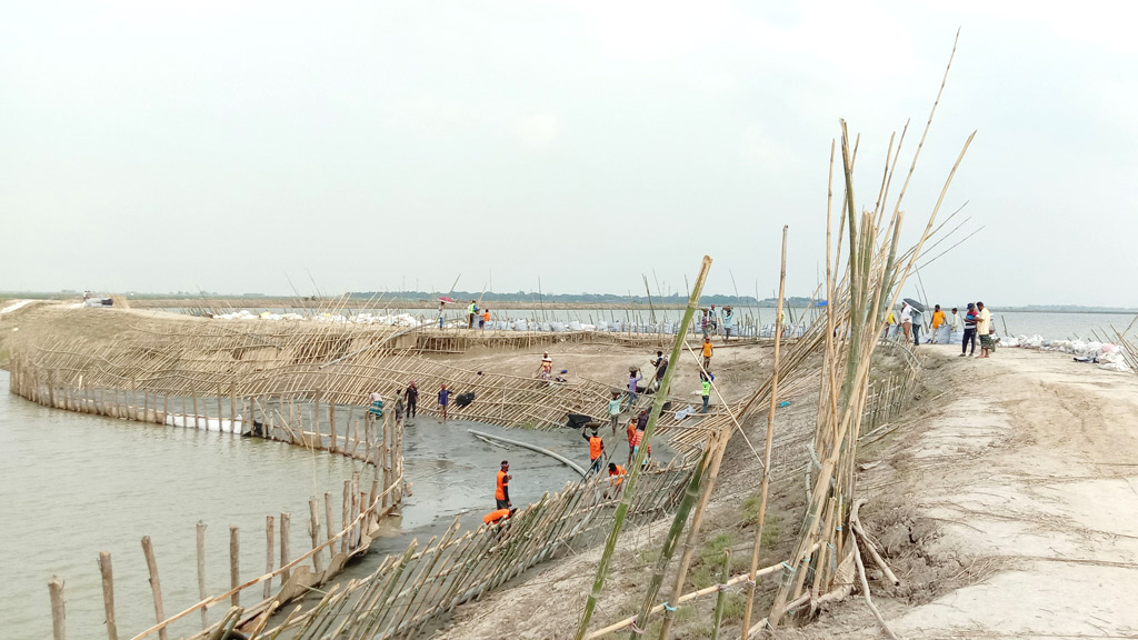 ফের বাড়ছে পানি, আতঙ্কে হাওরাঞ্চলের কৃষকেরা