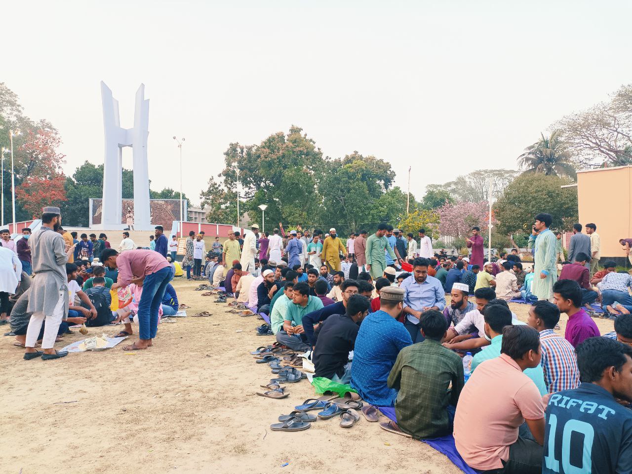 রাবিতে গণ ইফতারে প্রথমে বাধা, পরে ‘পাহারাদার’ হিসেবে অংশ নিল ছাত্রলীগ