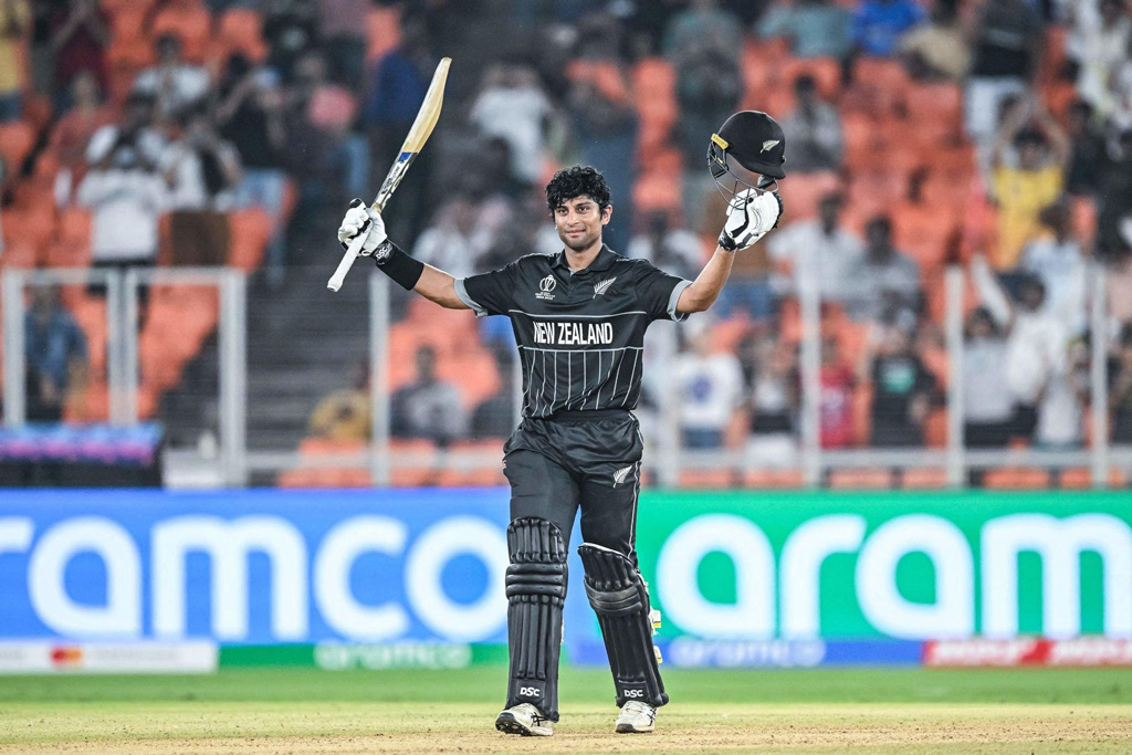 বিশ্বকাপ অভিষেকে নিউজিল্যান্ডের সর্বকনিষ্ঠ ব্যাটার হিসেবে সেঞ্চুরির রেকর্ড গড়েছেন রাচিন রবীন্দ্র। সব মিলিয়ে তৃতীয়। ৯৬ বলে ১২৩ রানে অপরাজিত থাকেন। ছবি: এএফপি