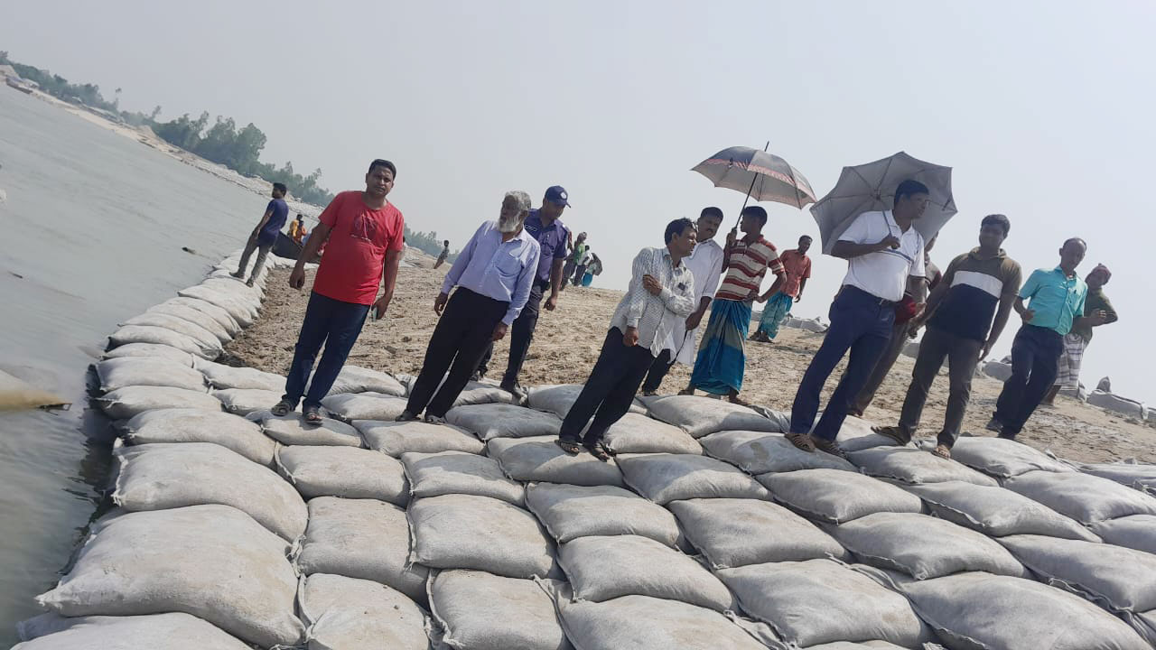 সুন্দরগঞ্জে তিস্তা নদীর তীর রক্ষা বাঁধ পরিদর্শন