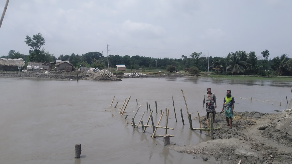 ভাঙা ক্রস বাঁধে ঢুকছে পানি